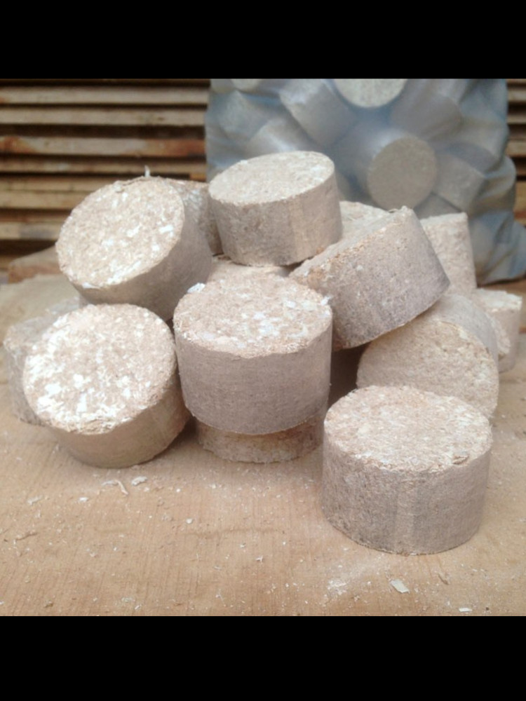 Dřevěné brikety z tvrdého dřeva Dřevěné brikety z tvrdého dřeva