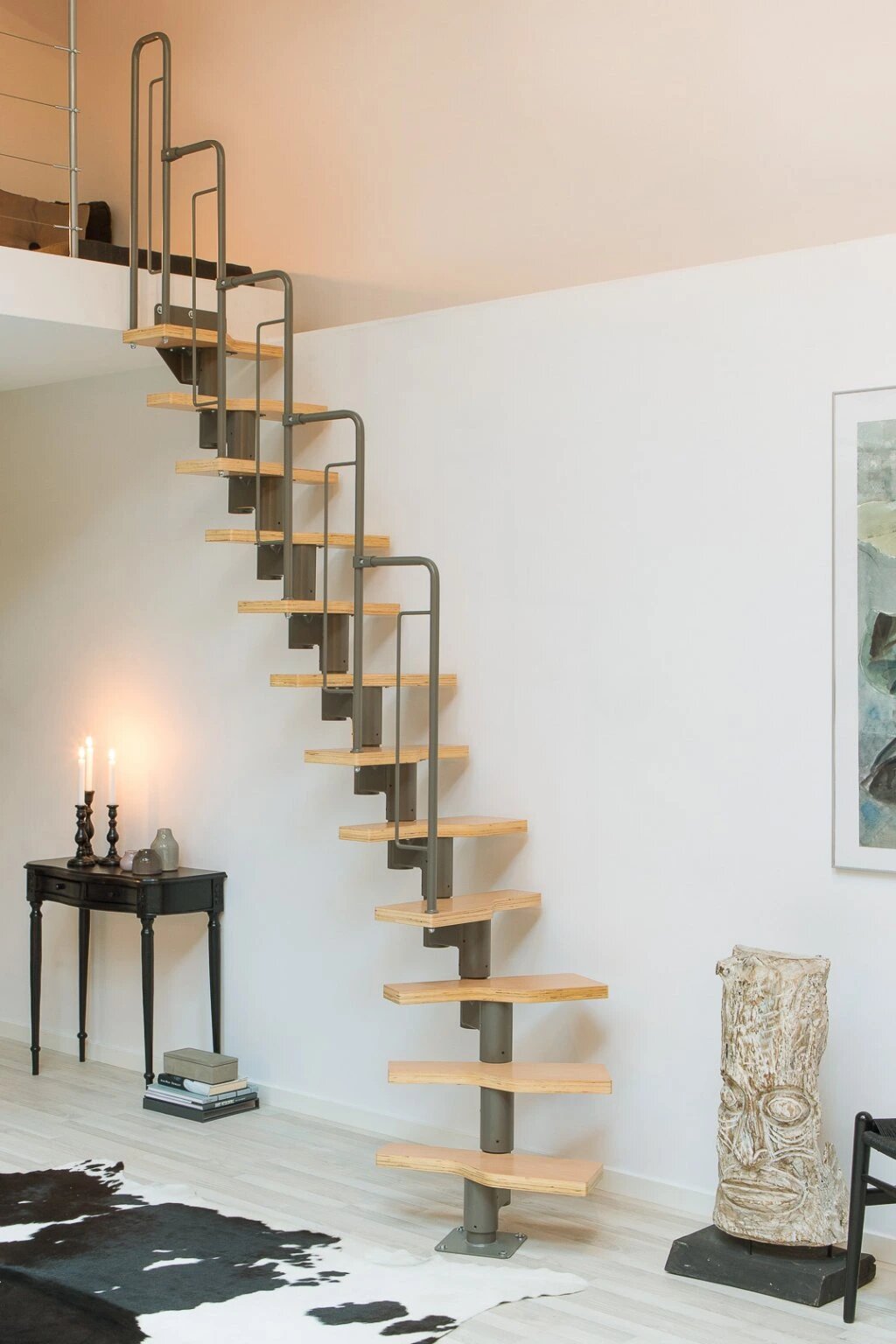 Čepové vynášené schody se vyznačují speciální konstrukcí, kdy jsou jednotlivé stupně propojené nerez mini sloupky. Díky tomu působí schodiště mimořádně vzdušně, elegantně a moderně. Tento typ schodiště je ideální do interiérů, kde chcete podtrhnout lehkost prostoru a vytvořit designový prvek, který se stane dominantou celé místnosti. Vyrábíme je vždy na míru – můžete zvolit kombinaci s dřevěnou či ocelovou schodnicí, nerezovým nebo skleněným zábradlím.