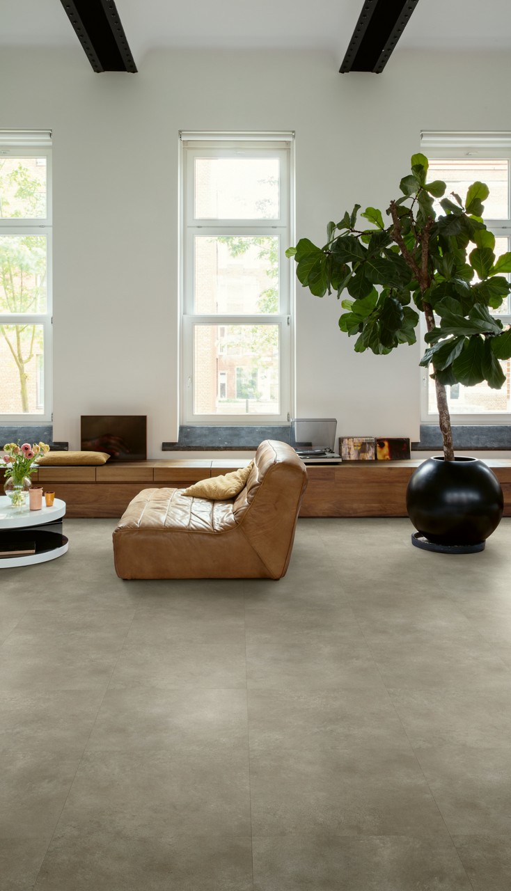 Cement teplý šedý – ukázka v prostoru | lepená vinylová podlaha QUICK-STEP – BLUSH