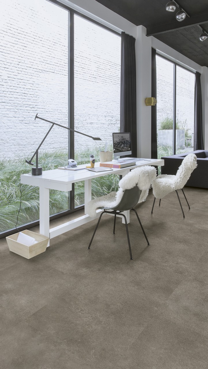 Cement antracitový – ukázka v prostoru | lepená vinylová podlaha QUICK-STEP – BLUSH