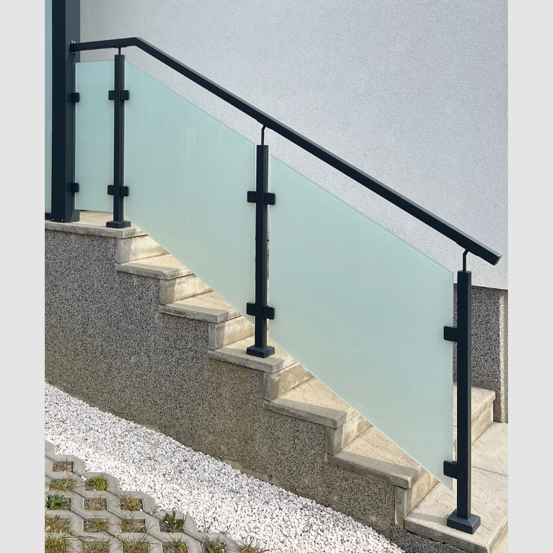 Černé ocelové hranaté zábradlí s mléčným sklem