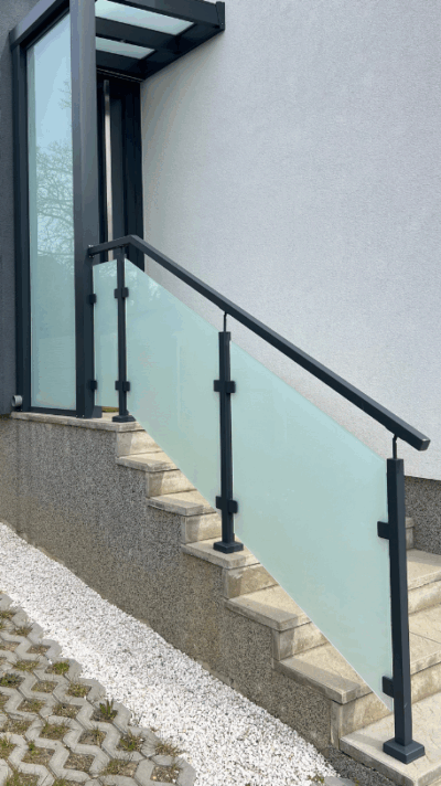Černé ocelové hranaté zábradlí s mléčným sklem