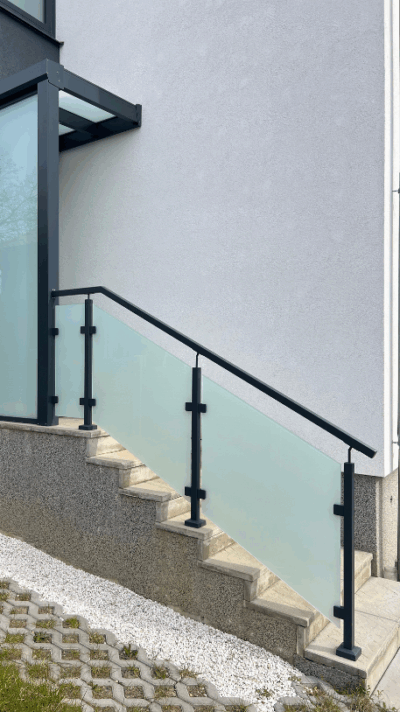 Černé ocelové hranaté zábradlí s mléčným sklem