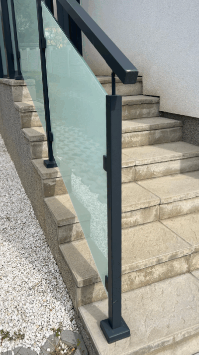 Černé ocelové hranaté zábradlí s mléčným sklem