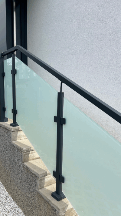 Černé ocelové hranaté zábradlí s mléčným sklem