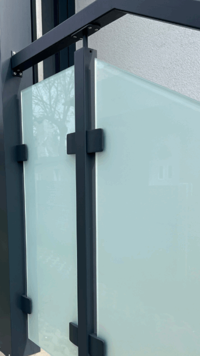 Černé ocelové hranaté zábradlí s mléčným sklem