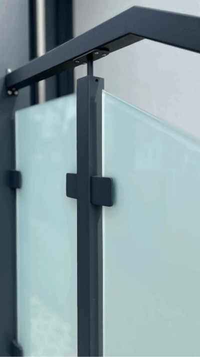 Černé ocelové hranaté zábradlí s mléčným sklem