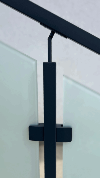 Černé ocelové hranaté zábradlí s mléčným sklem