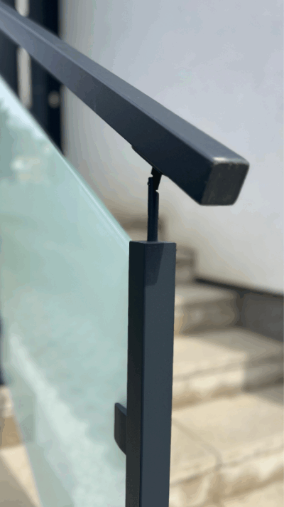 Černé ocelové hranaté zábradlí s mléčným sklem