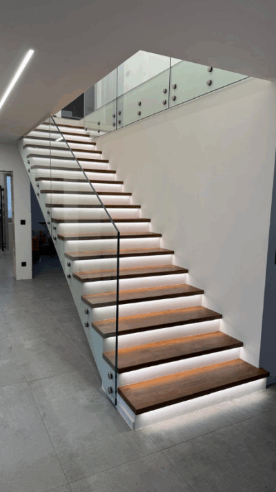 Dřevěný obklad schodiště s celoskleněným zábradlím