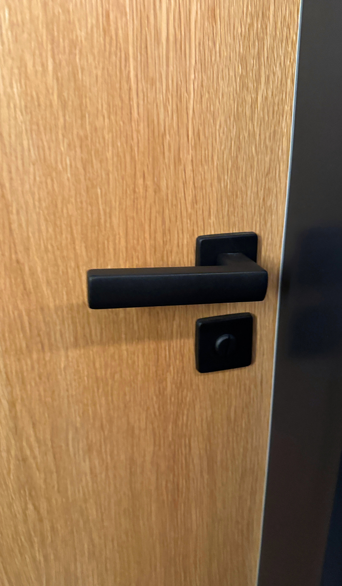 Dveře Sapeli do toaletních místností restaurace Špejle