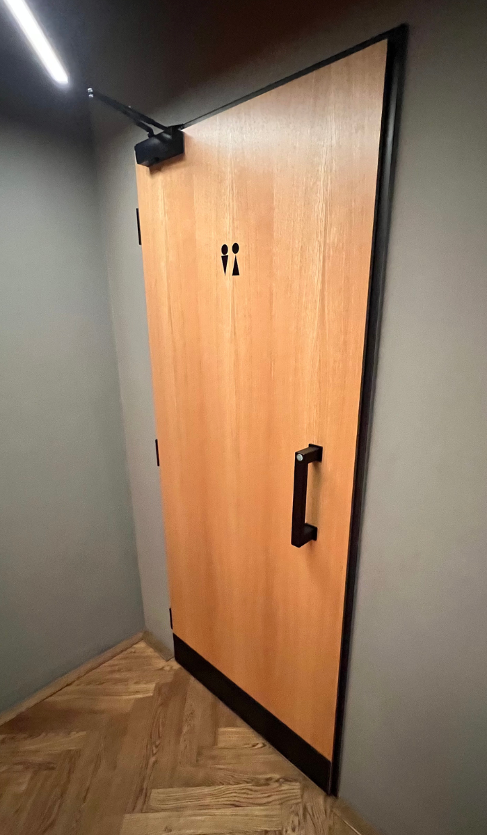 Dveře Sapeli do toaletních místností restaurace Špejle