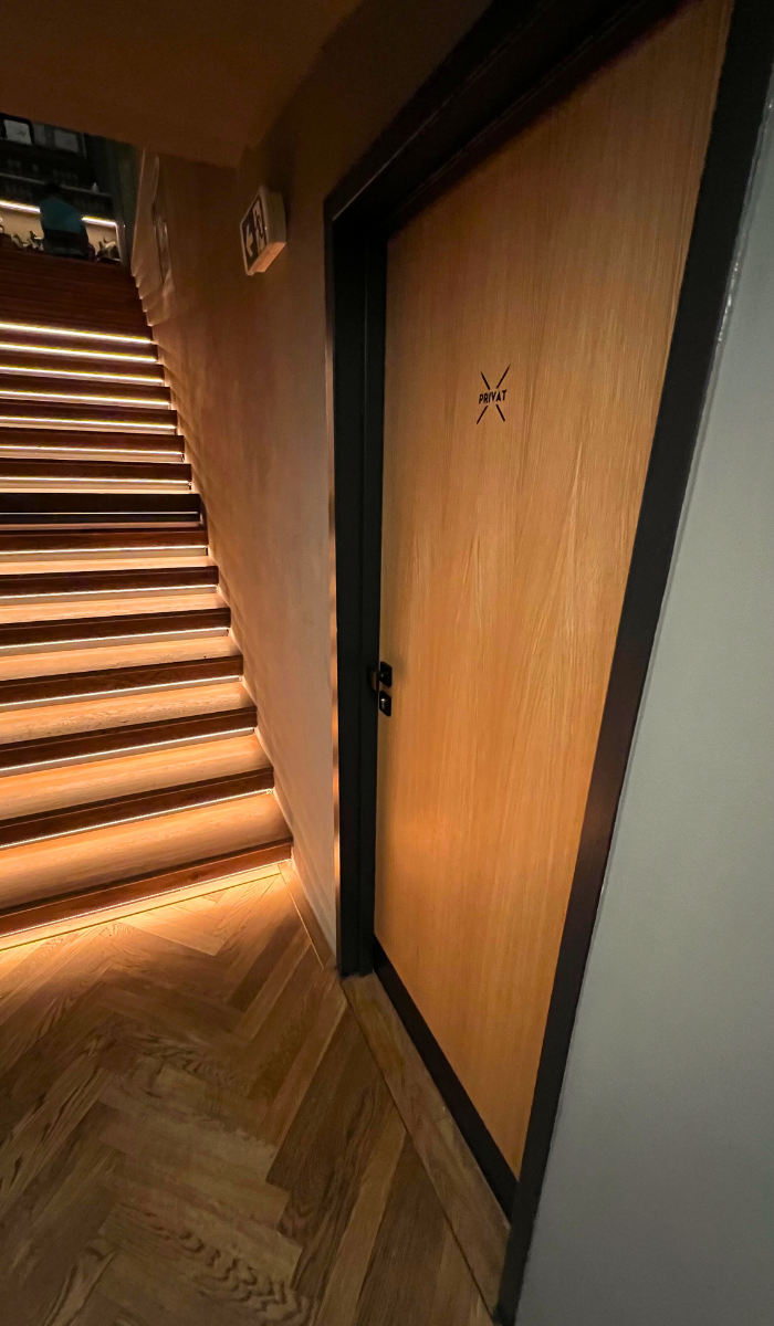 Dveře Sapeli do toaletních místností restaurace Špejle