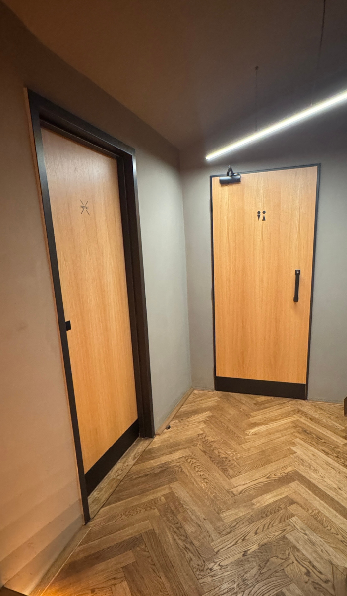 Dveře Sapeli do toaletních místností restaurace Špejle