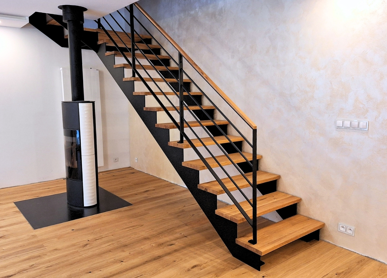 Ocelové sedlové schodiště s ocelovým zábradlí s hranatými sloupky od JELÍNEK interiér s.r.o.