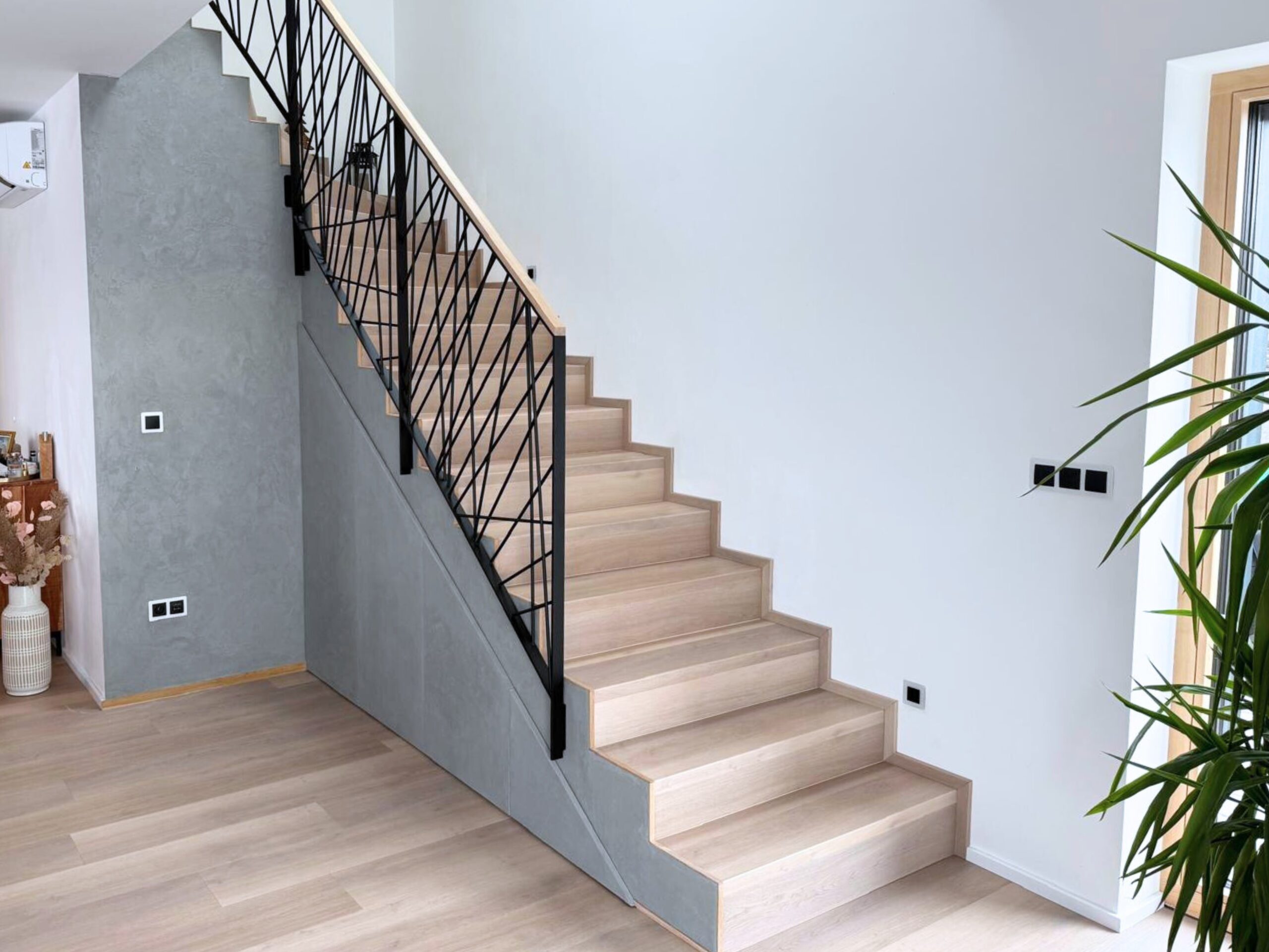 Moderní pavučinové ocelové zábradlí od firmy JELÍNEK interiér s.r.o. v novém designovém provedení, vhodné pro schodiště i terasy.