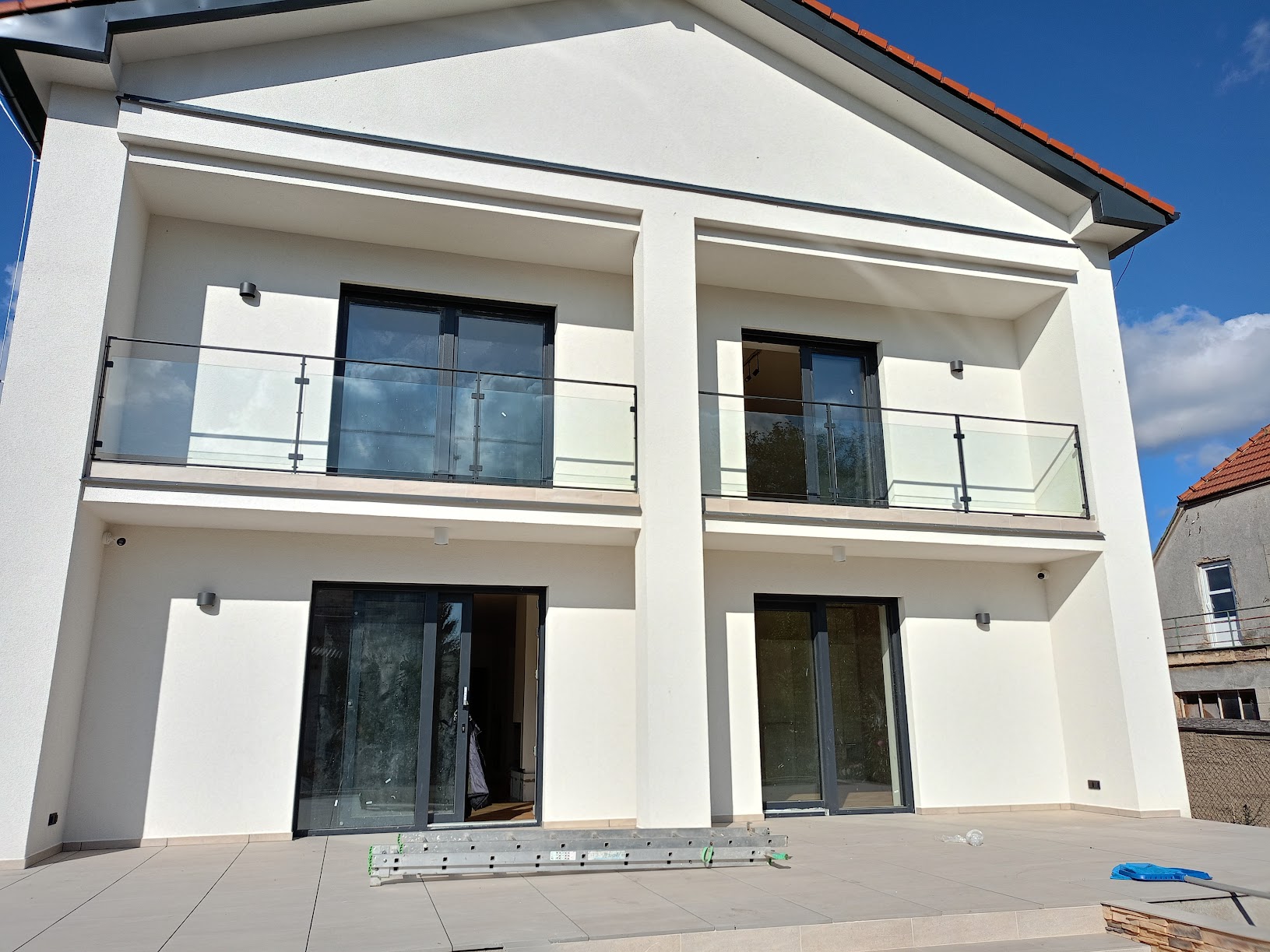 Pásovinové zábradlí se skleněnou výplní na balkóně