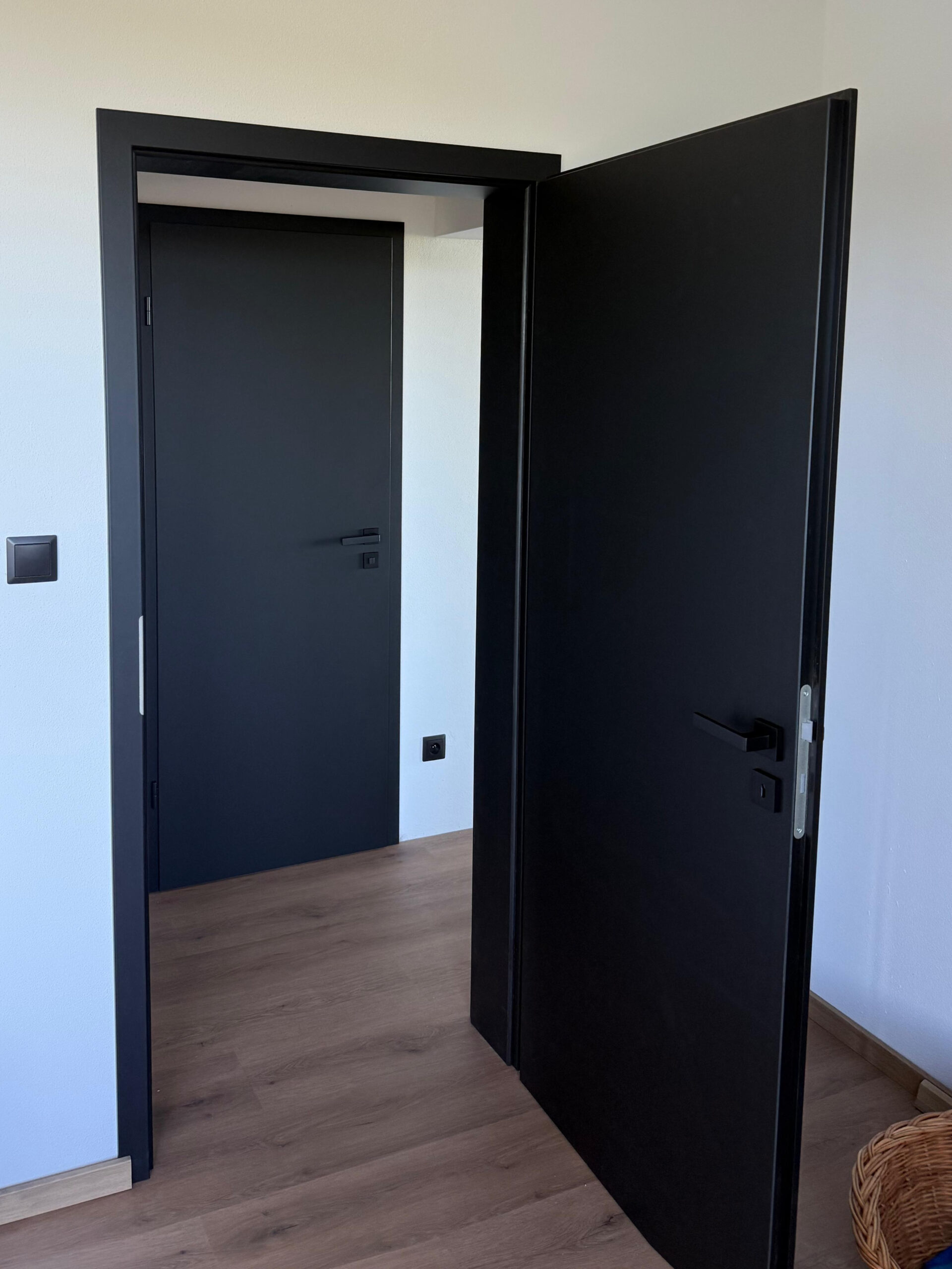 interierove-dvere-prum-cerne-2 Černé interiérové schody PRÜM. Minimalistická krása vhodná do každého interiéru. Nabízíme kompletní montáž.